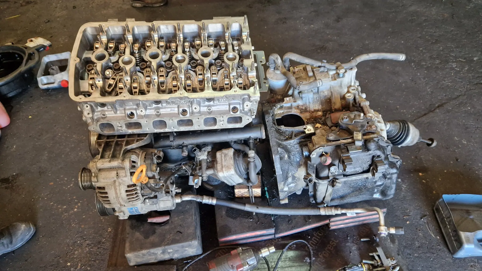 Demontaż silnika i skrzyni biegów w warsztacie samochodowym Ropczyce